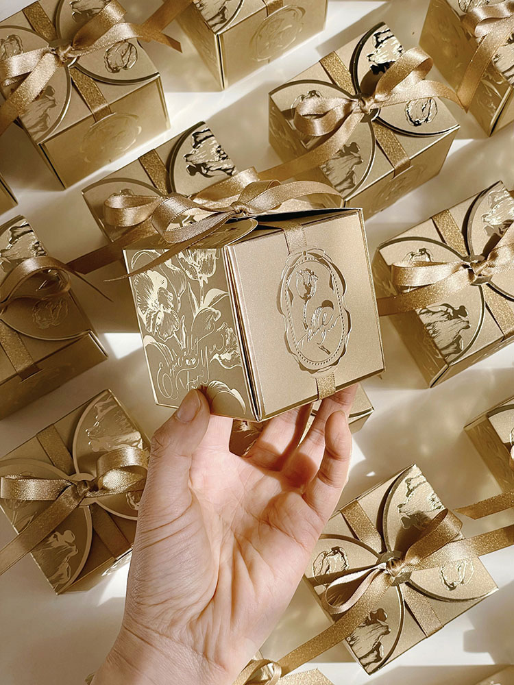 Square Paper Gift Boxes with R - مراجعة Wedding Favor Box وسعره